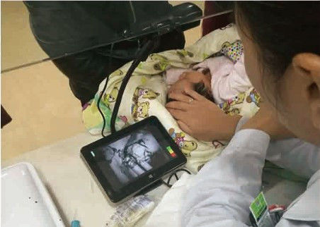 Φορητός οικονομικός υπέρυθρος ανιχνευτής φλεβών που ανιχνεύει το βάθος περίπου 10mm του καροτσακιού φλεβών διαθέσιμο